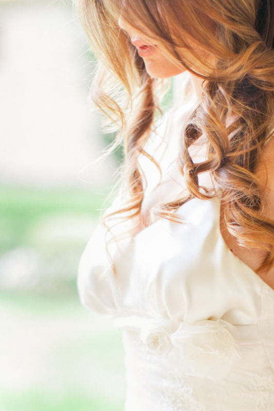 close up details of the curly hair of a gorgeous italian bride during her bridal preparations in italy with a fine art style